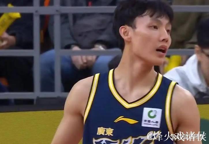 徐杰伤后返回基地视频曝光!左眼贴纱布无大碍! 徐杰伤后返回基地视频曝光!左眼贴纱布无大碍!