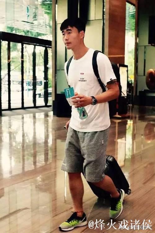 小黄人携手徐新邓涵文玉昆助恒大崛起 津门五虎转会 吴皇PK王刚 小黄人携手徐新邓涵文玉昆助恒大崛起 津门五虎转会 吴皇PK王刚